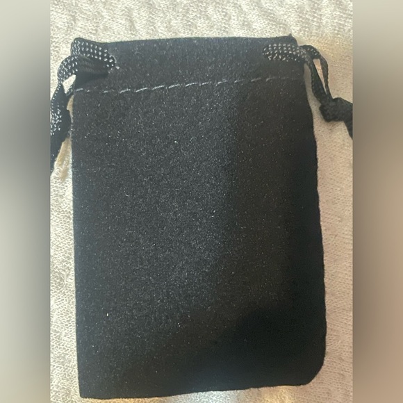 Swarovski stud earrings! Black pouch included. - Picture 4 of 4